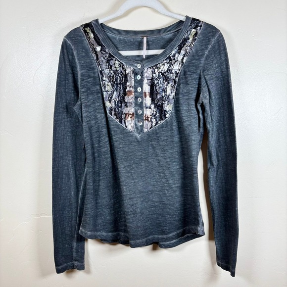 Free People Tiger Eyes Sequin Henley Shirt‎ Sz S Gray Long Sleeve Scoop Neck Y2K - Picture 1 of 8